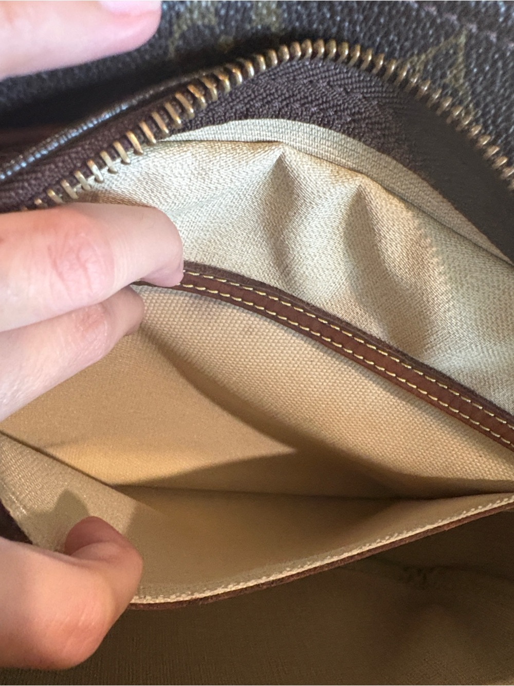 Louis Vuitton Reporter PM
Brown Monogram Crossbody Bag - Picture 9 of 15